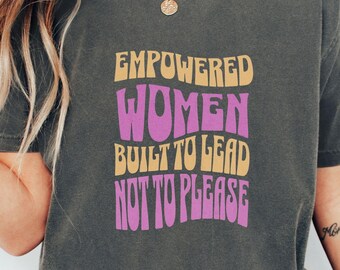 Empowered Women Lead Graphic Tee – Feministiska komfortfärger i garmentfärgade skjortor