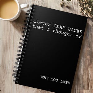 Könnte beinhalten: Schwarzes Notizbuch mit Spiralbindung und dem Text "Clever CLAP BACKS that I thought of WAY TOO LATE" in Weiß.
