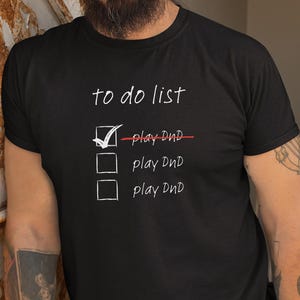 Rolig Dungeons and Dragons-t-shirt, DnD-spelare, RPG-spel, att-göra-lista, nördhumor, present till DM-mästare, pappa, pojkvän, flickvän