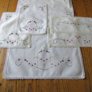 Vintage Embroidered Dresser Linens, Dresser Scarf Set, Vanity Linens, Vintage Embroidery, Embroidered Dresser Scarf Set