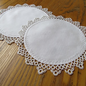 Set of 2 Vintage Tatted Doilies, Linen Tatted Doily, Grandmacore, Ivory Doily, Pair of Doilies, Linen Doilies, Cottage Chic Decor