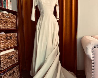 Vintage 1950s Wedding Gown, Taffeta, French Lace, French Bustle, Size 6