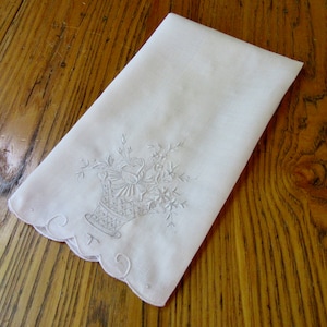 Vintage Guest Towel, White Linen, White Work Floral Embroidery, White Hand Towel, Vintage Guest Towel, Wedding Gift, Retro Bathroom