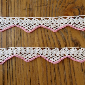 Renda de crochê vintage, 9 pés, sem uso, rosa e marfim, 2 peças, 54" x 1" cada, renda rosa e branca, noções de costura, bordas de crochê, scrapbooking