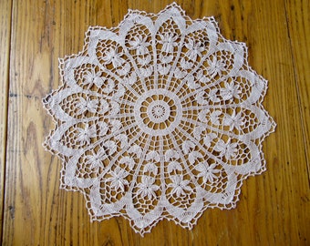 Vintage Crochet Doily, 18", Ecru, Flower Pattern, Large Doily, Floral Doily, Large Ecru Doily, Beige Doily, Nostalgic Decor, Crochet Doily