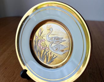 Plato de 4 pulgadas de Art of Chokin Vintage con ribete de oro de 24 quilates, cisnes e iris, Westland Co.