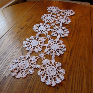 Antique Crochet Table Runner, White Lace Table Scarf, Vintage Crochet, Antique Table Runner, Cottagecore, Farmhouse Decor