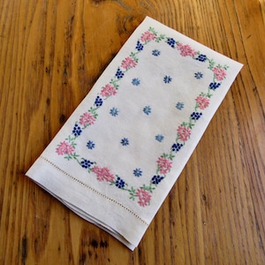 Toalla de invitados vintage, flores bordadas a mano, índigo, rosa, azul cielo, verde, trabajo en escalera, toalla de exhibición vintage, regalo de boda, regalo para ella