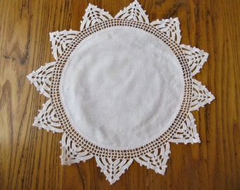 Vintage Linen Doily With Crochet Edging, White, 14 1/2", White Doily, Vintage Doily, Crochet Doily, Farmhouse Decor, Large Round Doily