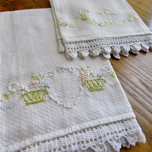 Juego de 2 toallas vintage de algodón con flores bordadas en verde chartreuse, rosa, azul y lavanda, con borde de crochet. Ideal para invitados, para exhibiciones y de mano.