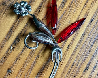 Broche vintage de flor en tono plateado y cristal rojo, broche vintage, broche plateado y rojo
