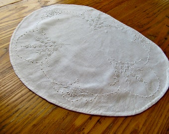 Vintage Oval Linen White Work Embroidery, White Doily,  Large Linen Table Round, Vintage Embroidery, Vintage Linens, Salvaged Embroidery