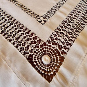 Vintage weiße Baumwolltischdecke, 39 "x 36", gezeichnete Arbeit,leneriffa Spitzenecken, Karte Tischdecke, quadratische Tischdecke, kleine Tischdecke