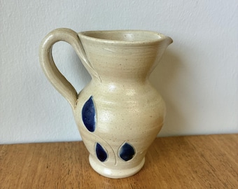 Jarra para crema o jarrita pequeña de cerámica Williamsburg, estilo vintage de los años 70, con esmalte de sal, tonos azul cobalto, 10,8 cm de alto, decoración de arte popular.