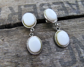 Pendientes colgantes vintage de cabujón de cristal blanco, tono plateado, cierre de poste, pendientes plateados y blancos