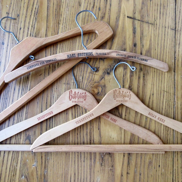 Vintage houten hangers, uw keuze, houten reclamehangers, Battelstein's, Maas Brothers, vintage hangers, houten hangers, retro opslag