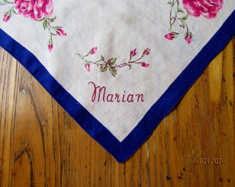 Vintage zakdoek, Marian met monogram, roze rozen, marineblauwe rand, mode uit de jaren 50, vintage stijl, rozenzakdoek, Marian