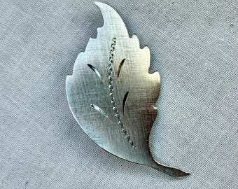 Broche vintage de hoja en tono plateado, joyería de mediados de siglo, hoja de abedul - Resiliencia