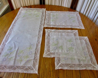 Juego de tocador vintage de lino bordado con ribete de encaje floral (4 piezas)