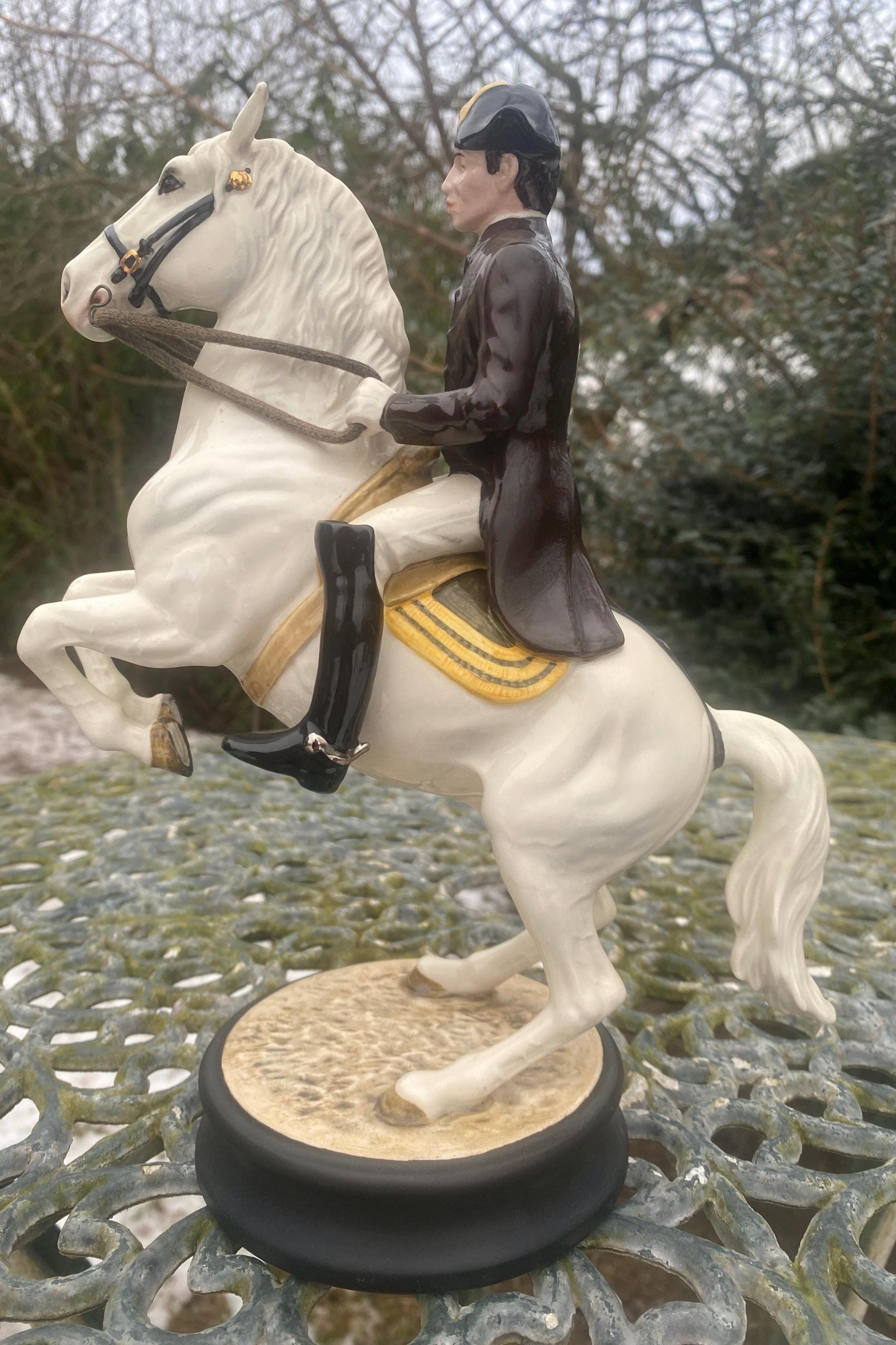 ベスウィック BESWICK 競走馬 ミルリーフ 木台付き フィギュア 陶器 ベスウィック BESWICK 競走馬 ミルリーフ 木台付き フィギュア