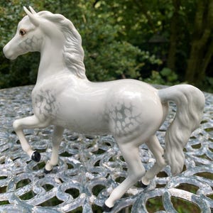 Stonking Beswick Palomino (type steigerend Arabisch) model 1261 grijs glanzend 1e versie