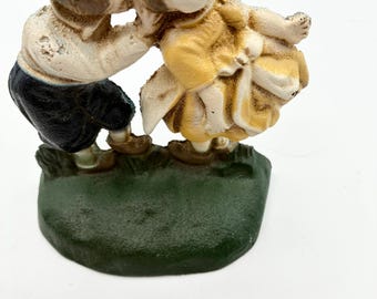 Raro tope de puerta/sujetalibros antiguo de hierro fundido Hubley con la figura de una "pareja holandesa besándose" (n.º 330)