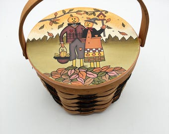 Cesta de otoño vintage pintada a mano con espantapájaros y tapa, decoración tejida para la cosecha.