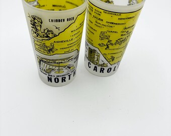 Par de vasos vintage esmerilados con mapa de Carolina del Norte, artículos de bar de recuerdo retro.