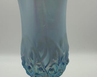Jarrón Fenton azul opalescente con diseño de lirio de los valles (circa 1952) – Borde ondulado de 18 cm