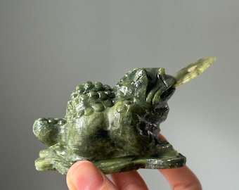 Jadeite Money Frog – Carved Crystal Wealth Toad, Natural Green Gemstone Figurine, Feng Shui Prosperity Decor, Lucky Jadeite Sculpture