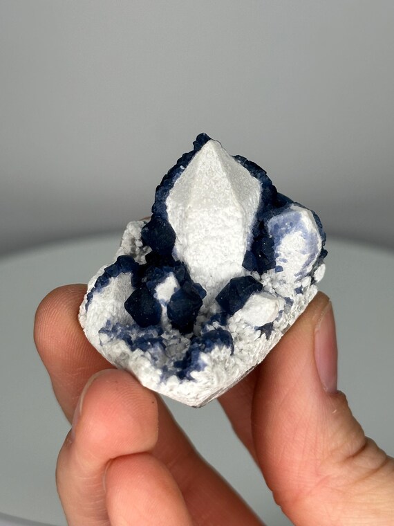 キャンドルクォーツ上のブルーベリーフローライト | 天然水晶