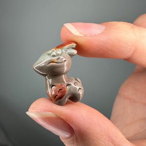 ミニアラシャン瑪瑙の鹿の彫刻｜恵み、平和、再生をもたらすクリスタル動物｜ギフトやディスプレイに最適な研磨された宝石の置物