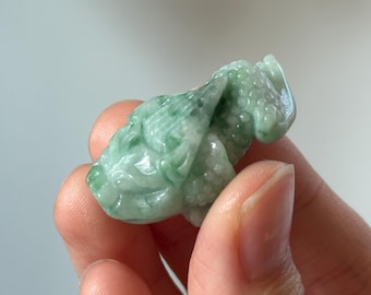 Green Jade Money Frog – Pre-drilled Feng Shui Wealth Toad, Carved Gemstone Prosperity Symbol, Lucky Decor, Abundance Statue for Home Office