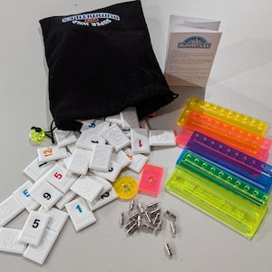 Acryl-Rummikub-Spielstein - Super Wild Rummitiles ist eine handgefertigte Variante des klassischen Rummikub! Tolle Geschenkidee!
