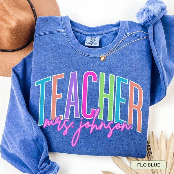 Sweat-shirt personnalisé avec nom d'enseignant, pull pour enseignant aux couleurs confortables, cadeau personnalisé pour enseignant, col rond pour équipe enseignante, pull pour la rentrée