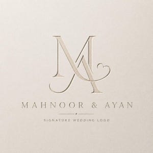 以下が含まれることがあります： ベージュ色のエンボス加工されたウェディングロゴ。MとAの文字が絡み合い、小さなハートの装飾が施されています。モノグラムの下には「MAHNOOR & AYAN」という文字があり、その下に水平線と「SIGNATURE WEDDING LOGO」というテキストが配置されています。