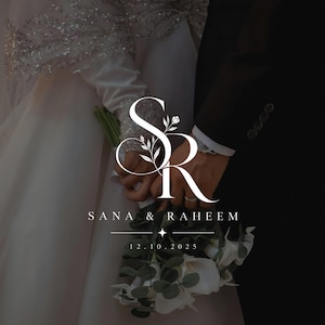 Könnte beinhalten: Ein weißes Hochzeitslogo mit den verschlungenen Buchstaben S und R sowie floralen Akzenten, platziert über einem Foto von zwei Personen, die Händchen halten. Der Text lautet SANA & RAHEEM und 12.10.2025, zentriert unter dem Monogramm mit einer Linie.