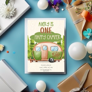 Une invitation de campeur heureux, modifiable pour une fête d'anniversaire, une invitation à une fête à thème camping, bricolage imprimable, téléchargement immédiat, fête d'aventure pour le premier anniversaire