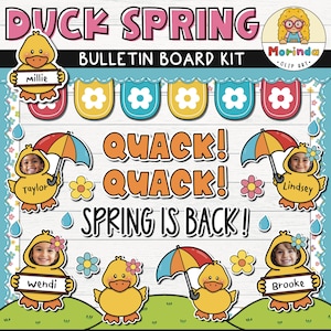Op de afbeelding: Een kleurrijke prikbordkit met de woorden "Duck Spring" en "Bulletin Board Kit". Het ontwerp bevat cartoon eenden, paraplu's, bloemen en de zin "Spring is Back!". Bevat namen als Millie, Taylor, Lindsey, Wendi en Brooke.