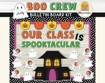 Könnte beinhalten: Ein Bulletin Board-Set mit Halloween-Thema. Das Set beinhaltet einen schwarz-weißen Polka-Dot-Hintergrund, ein Banner mit orangefarbenen Kürbissen und ein Schild mit der Aufschrift "Unsere Klasse ist gruselig". Außerdem gibt es Geister-Ausschnitte mit Schülernamen und Bildern.