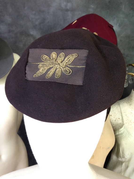 Vintage 1940's brown wool felt tilt hat beret bou… - image 2