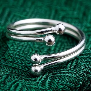 Anillo abierto de plata de ley con doble cuenta / Joyería minimalista ajustable y apilable para uso diario