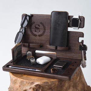 Engraved wood dock station, Wooden phone dock with engraving, Personalized wood docking station for phone, Wooden charging dock