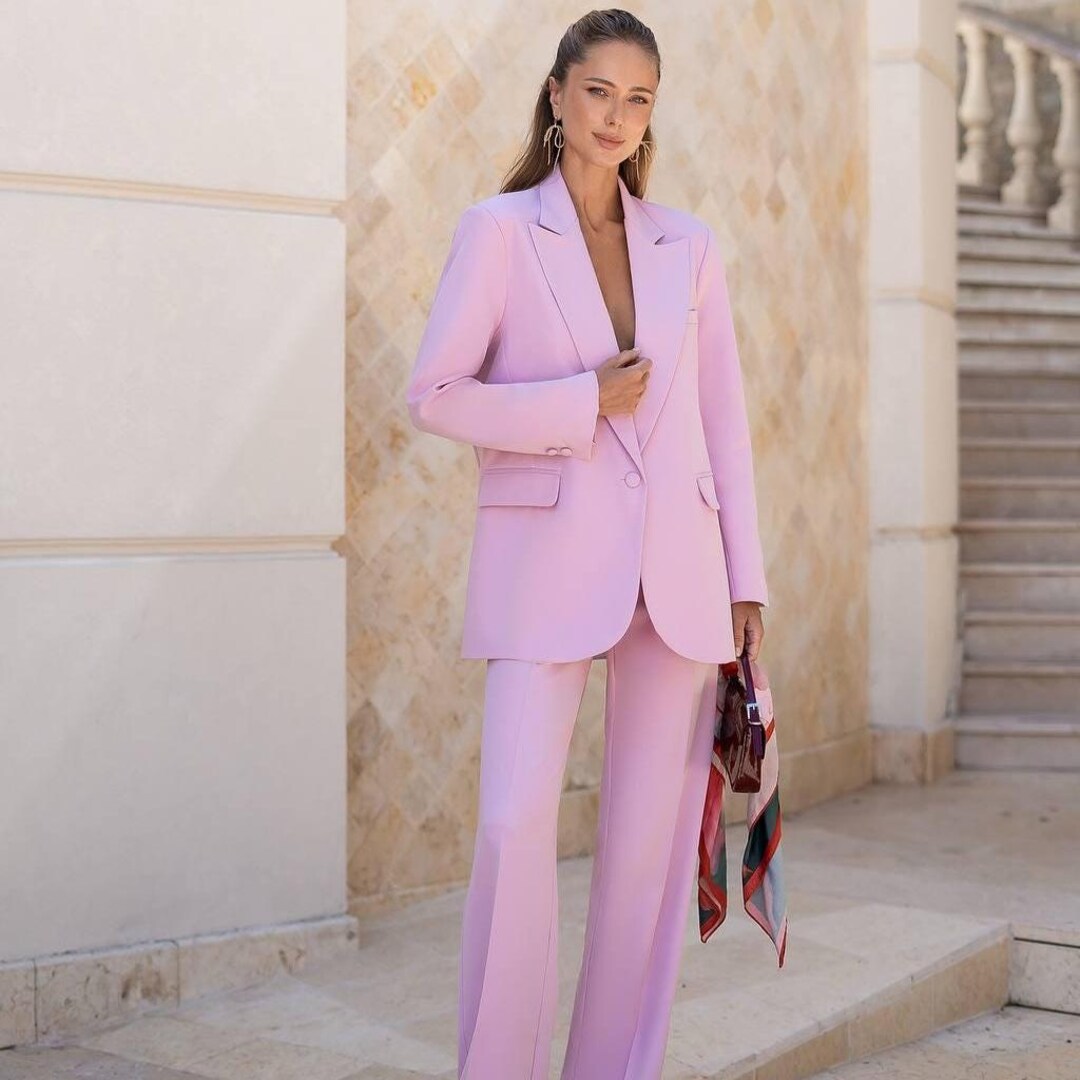 Elegante tailleur rosa cipria da donna: pantaloni a gamba larga e