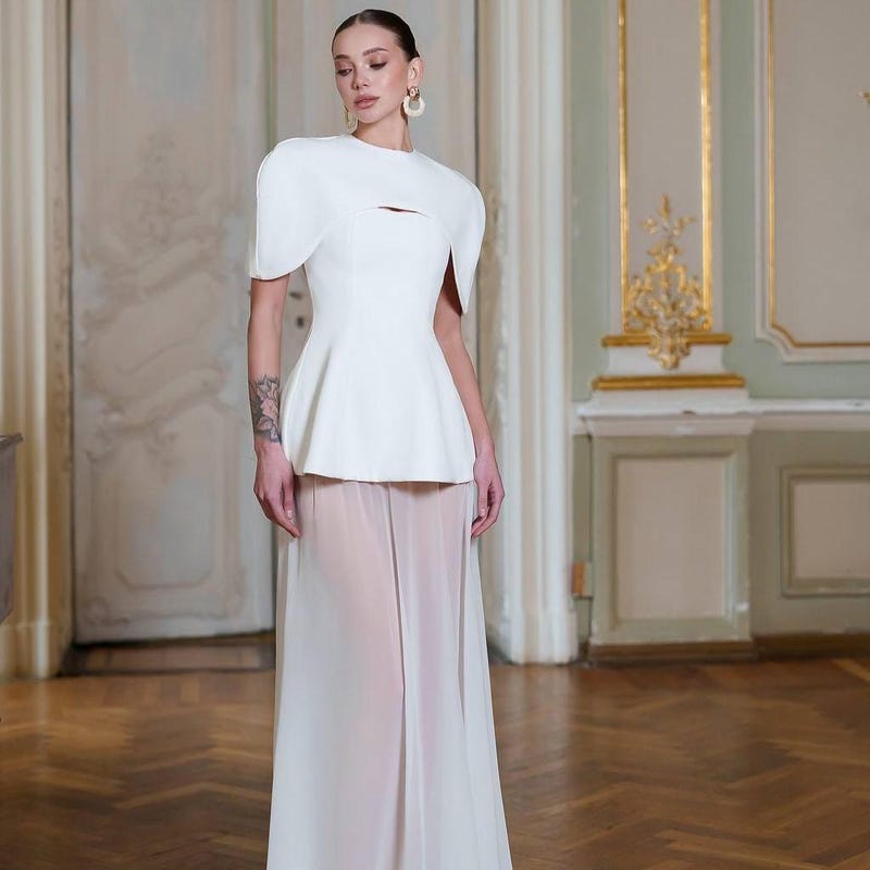 Elegante Dress with Chiffon Skirt and Cape