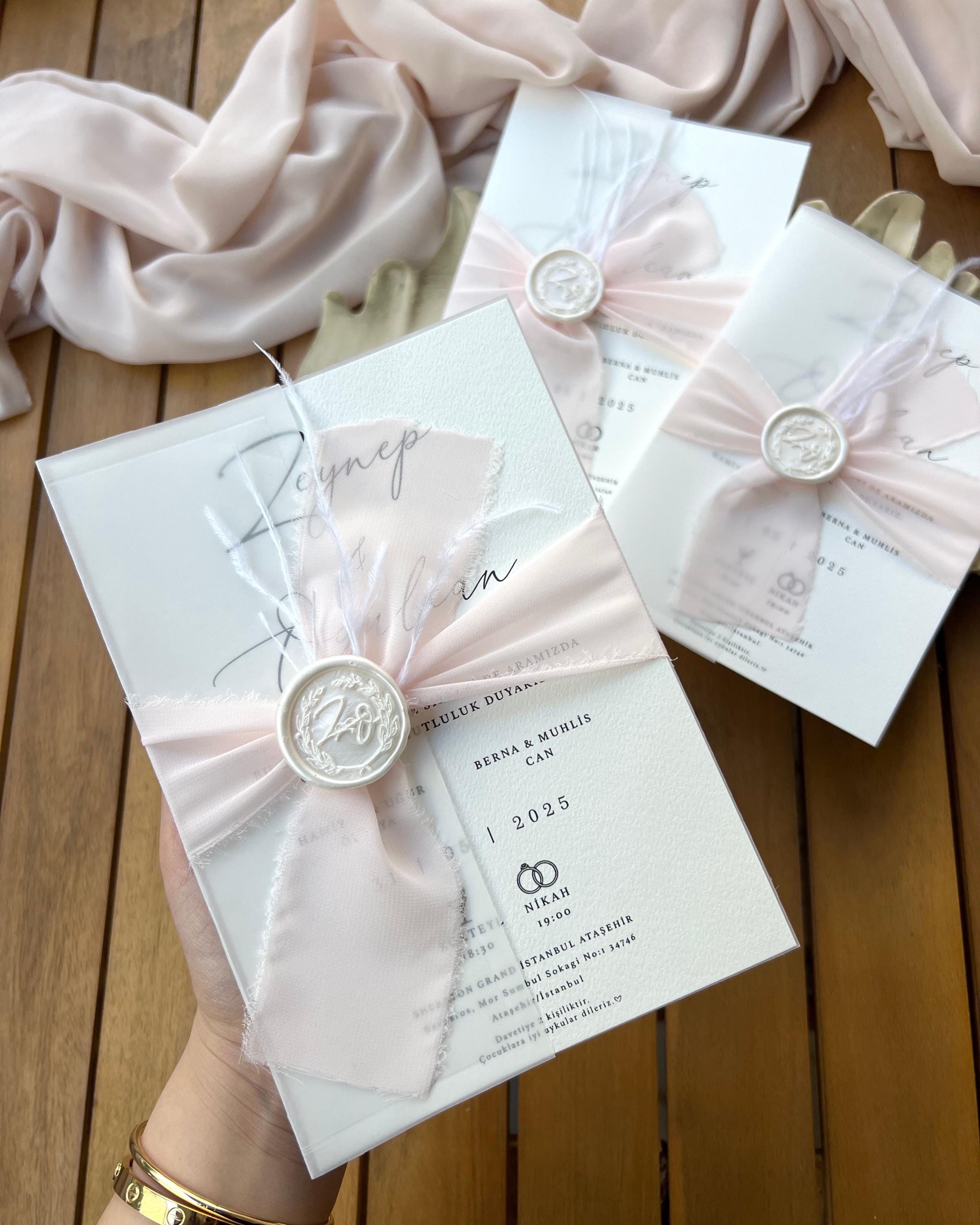 Convite de casamento elegante em acrílico com detalhes em folha de ouro