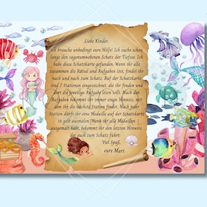 Puede incluir: Un mapa del tesoro con una ilustraci&oacute;n de sirena y un texto que dice: "Liebe Kinder, ich brauche unbedingt eure Hilfe! Ich suche schon lange den sagenumwobenen Schatz der Tiefsee. Ich habe diese Schatzkarte gefunden. Wenn ihr alle zusammen die R&auml;tsel und Aufgaben l&ouml;st, findet ihr nach und nach zum Schatz. Auf der Schatzkarte sind 7 Stationen eingezeichnet, die ihr finden und dort die jeweilige Aufgabe l&ouml;sen sollt. Nach den Aufgaben bekommt ihr immer einen Hinweis, mit dem ihr die n&auml;chste Station findet. Nach jeder Station d&uuml;rft ihr eine Medaille auf der Schatzkarte in gelb ausmalen. Wenn ihr alle Medaillen ausgemalt habt, bekommt ihr den letzten Hinweis, der euch zum Schatz f&uuml;hrt. Viel Spa&szlig;, eure Mari"