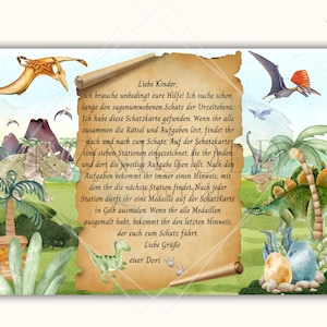 May include: A vintage-style scroll with a dinosaur theme, featuring a message for children to find a hidden treasure. The scroll is decorated with illustrations of dinosaurs and palm trees, and the text reads: "Liebe Kinder, ich brauche unbedingt eure Hilfe! Ich suche schon lange den sagenumwobenen Schatz der Urzeitebene. Ich habe diese Schatzkarte gefunden. Wenn ihr alle zusammen die R&auml;tsel und Aufgaben l&ouml;st, findet ihr nach und nach zum Schatz. Auf der Schatzkarte sind sieben Stationen eingezeichnet, die ihr finden und dort die jeweilige Aufgabe l&ouml;sen sollt. Nach den Aufgaben bekommt ihr immer einen Hinweis, mit dem ihr die n&auml;chste Station findet. Nach jeder Station d&uuml;rft ihr eine Medaille auf der Schatzkarte in Gelb ausmalen. Wenn ihr alle Medaillen ausgemalt habt, bekommt ihr den letzten Hinweis, der euch zum Schatz f&uuml;hrt. Liebe Gr&uuml;&szlig;e euer Dori"