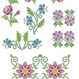 Può includere: Una collezione di disegni floreali a punto croce in varie disposizioni. I disegni presentano fiori rosa, blu e viola con foglie e steli verdi. I motivi sono su sfondo bianco.