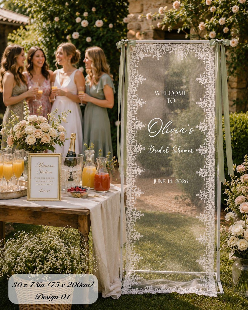 K&ouml;nnte beinhalten: Ein hohes, rechteckiges, transparentes Acryl-Willkommensschild mit wei&szlig;er Spitzenbord&uuml;re und salbeigr&uuml;nen Schleifen an den oberen Ecken. Das Schild tr&auml;gt den Text: WELCOME TO Olivia's Bridal Shower JUNE 14, 2026. Es misst 75x200 cm.